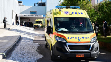 Ηλιόπουλη: Δύο 17χρονες έπεσαν μαζί από τον έκτο όροφο πολυκατοικίας, νεκρή η μία και μάχη για τη ζωή της δίνει η δεύτερη