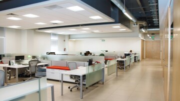 Γραφεία: Οι τιμές, οι 3 ταχύτητες, οι τάσεις και οι παλιοί γραφειακοί χώροι που γίνονται «Airbnb» στην Αθήνα