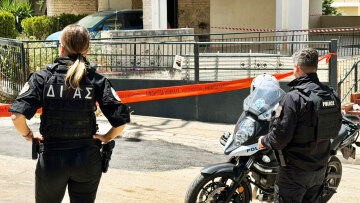 Ηλιούπολη: Κρατούσα το χέρι στην κοπέλα που ανέπνεε και της μιλούσα για να κρατήσει τις αισθήσεις της, λέει ο άνδρας που βρήκε τις 17χρονες