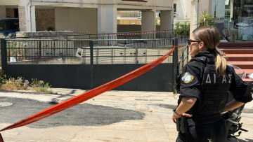 Ζήτησαν τα κλειδιά της ταράτσας και μέσα σε δευτερόλεπτα έπεσαν, λέει γειτόνισσα για τις δύο 17χρονες στην Ηλιούπολη