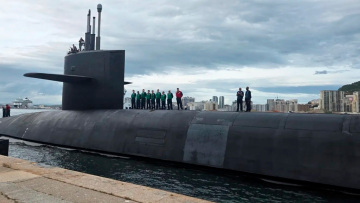Πυρηνικά παιχνίδια ανάμεσα σε Ιράν και ΗΠΑ: «Θα εμπλουτίσουμε ουράνιο στο 90%» απειλεί η Τεχεράνη, στο Γιβραλτάρ έδεσε αμερικανικό πυρηνικό υποβρύχιο