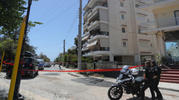 Η μία από τις 17χρονες είχε αφήσει σημείωμα πριν πέσει μαζί με τη φίλη της από την ταράτσα της πολυκατοικίας στην Ηλιούπολη: Πώς έγινε η τραγωδία