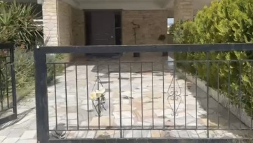 Ηλιούπολη: Λουλούδια αφήνουν στο σημείο που έπεσαν οι 17χρονες, δείτε βίντεο
