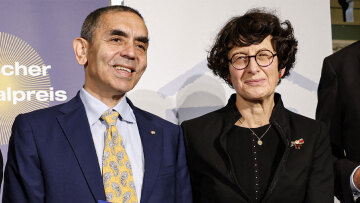 Η Πτώση της BioNTech: Το ζευγάρι από την Τουρκία ανακάλυψε το εμβόλιο για τον κορωνοϊό, αλλά όχι για την οικονομική κρίση
