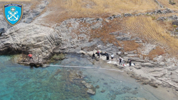 Επιχείρηση απορρύπανσης μετά από διαρροή πετρελαιοειδών στη Μύκονο
