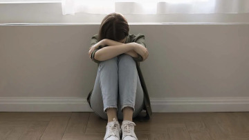 Είναι η αυτοχειρία «μεταδοτική»; Η ψυχολόγος εξηγεί την σκληρή αλήθεια για τις αυτοκτονίες εφήβων