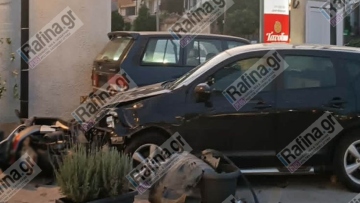 Αυτοκίνητο κατέληξε σε κατάστημα μετά από σφοδρή σύγκρουση στη Λεωφόρο Μαραθώνος