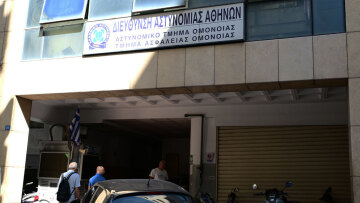 Δίκη για τον βιασμό 19χρονης στο ΑΤ Ομόνοιας: «Ήταν συναινετικό, μας είπε ότι της αρέσουν οι ένστολοι» υποστήριξαν οι αστυνομικοί
