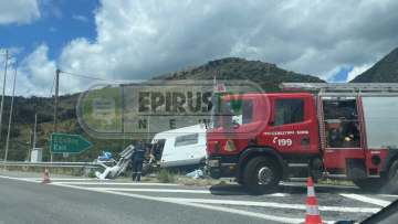 Απεγκλωβίστηκε οικογένεια με δύο παιδιά μετά από εκτροπή τροχόσπιτου στην Ιόνια Οδό
