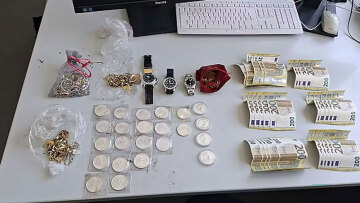 Παιδί νηπιαγωγείου στο Βερολίνο βρήκε 6000€ και χρυσαφικά θαμμένα σε παιδική χαρά και τα παρέδωσε στην Αστυνομία