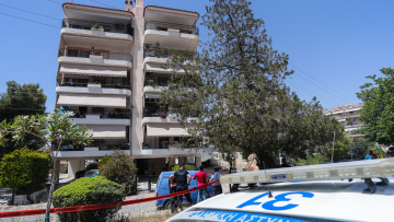 Συγκίνηση στο τρισάγιο για τις δύο 17χρονες στην Ηλιούπολη: «Να μάθουμε επιτέλους να ακούμε τα παιδιά μας, πριν να είναι αργά»