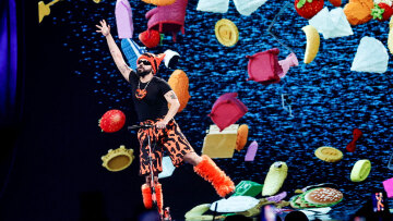 Έκανε... χαμό ο Ακύλας στη σκηνή της Eurovision, χειροκροτούσε όλο το στάδιο, δείτε live - Ανοιχτές οι γραμμές για την ψήφο του κοινού