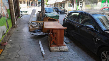Από φέρετρο μέχρι... βάρκα στα σκουπίδια της Θεσσαλονίκης: Τα πιο παράξενα αντικείμενα που μάζεψε ο δήμος