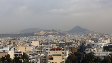 Στα δύο χωρισμένη η χώρα από τον καιρό: Καταιγίδες και χαλάζι στον βορρά, λασποβροχές στον νότο, η πρόγνωση Τσατραφύλλια στο protothema