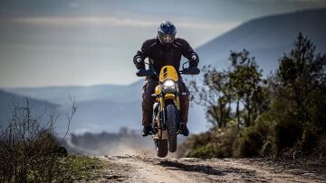 Δοκιμάζουμε τη νέα Triumph Scrambler 400 XC - Πόσο κοστίζει στην Ελλάδα;