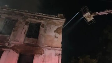 Φωτιά σε εγκαταλελειμμένη κατοικία στο Κουκάκι, δείτε βίντεο