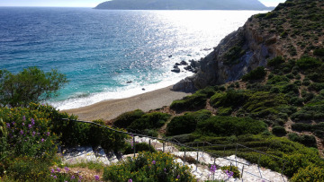 5 παραλίες στην Αττική για τα πρώτα μπάνια της σεζόν
