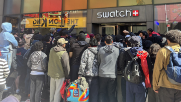 Η τρέλα της Gen Z για το Royal Oak από Swatch και Audemars Piguet, το ρολόι τσέπης… του φτωχού που προκάλεσε ουρές σε όλο τον κόσμο -και στην Ελλάδα