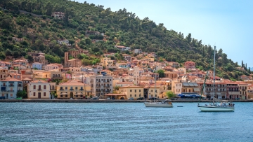 Γύθειο: Ένας πλήρης ταξιδιωτικός οδηγός για την κωμόπολη που μοιάζει με κυκλαδίτικο νησί
