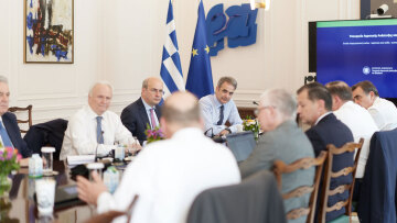 Πώς «διαβάζουν» στο Μαξίμου τα νέα κόμματα Τσίπρα και Καρυστιανού και τα πρώτα προειδοποιητικά πυρά
