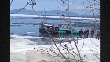 Τραγωδία στη λίμνη Βαϊκάλη: Πέντε νεκροί μετά από ανατροπή hovercraft με τουρίστες, δείτε βίντεο 
