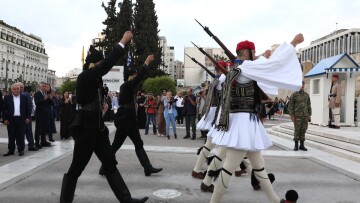 Αλλαγή φρουράς με Εύζωνες να είναι ντυμένοι με την παραδοσιακή ποντιακή φορεσιά, δείτε βίντεο και φωτογραφίες