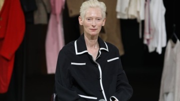 Oversized κομψότητα: Η Tilda Swinton επαναπροσδιορίζει το μαύρο σετ στο Onassis Ready
