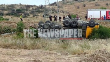 Φορτηγό αναποδογύρισε στην Εθνική Οδό Βόλου - Λάρισας, απεγκλωβίστηκε ο οδηγός, δείτε φωτογραφίες