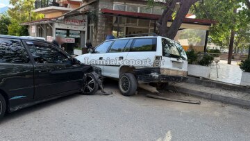 Τροχαίο στη Λαμία, αυτοκίνητο προσέκρουσε σε παρκαρισμένο, δείτε βίντεο και φωτογραφίες