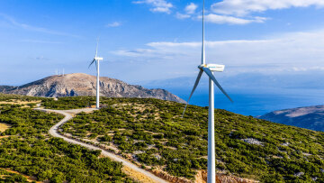 Αυστηρότεροι κανόνες, νέες ζώνες αποκλεισμού και «κόφτης» στα 1.200 μέτρα για τα αιολικά, απαγορευτικό σε ανεμογεννήτριες στην Αττική