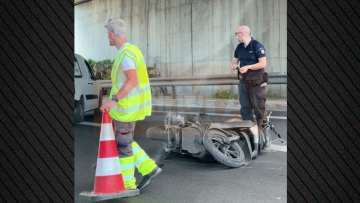 Τραγωδία στην Αττική Οδό: Νεκρός 60χρονος μοτοσικλετιστής που χτύπησε σε καθρέφτη περιπολικού και έπεσε πάνω σε φορτηγό