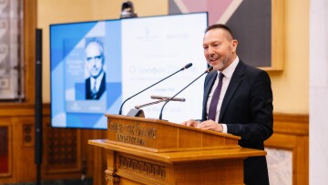 Στουρνάρας: Η ανεξαρτησία της ΤτΕ επιτρέπει να υπηρετούμε την ανάπτυξη και την χρηματοπιστωτική σταθερότητα