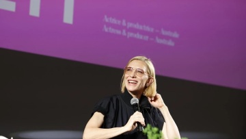 Κάννες 2026: H Cate Blanchett πιστεύει ότι «τα φεστιβάλ μοιάζουν λίγο με πολικές αρκούδες πάνω σε κομμάτια πάγου»
