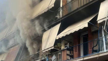Φωτιά σε διαμέρισμα στη Δραπετσώνα, απομακρύνθηκαν μητέρα και γιος, δείτε βίντεο και φωτογραφίες