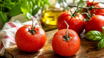 Πώς αξιοποιούμε τις ζαρωμένες ντομάτες (+συνταγές)