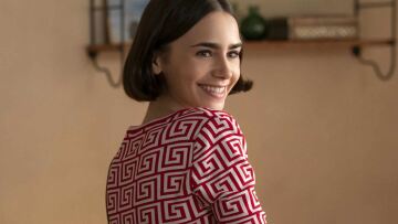 Emily in Paris: Νέο βίντεο από τη Μύκονο με τις δύο κολλητές της σειράς να ζουν τον ρόλο τους