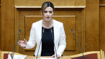 Αδιαθεσία για την Αγαπηδάκη στη Βουλή, μεταφέρθηκε στο ιατρείο με χαμηλό οξυγόνο