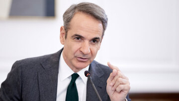 Σύσκεψη υπό Μητσοτάκη για την αντιπυρική: Πάνω από 18.500 πυροσβέστες και 4.000 οχήματα στη μάχη για τις πυρκαγιές – 100 βάσεις drones και περισσότερα από 80 εναέρια μέσα πυρόσβεσης