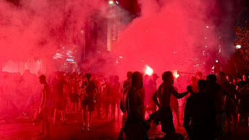 Πανηγυρισμοί στον Πειραιά για την πρόκριση του Ολυμπιακού στον τελικό της Euroleague, δείτε βίντεο και φωτογραφίες 