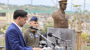 Συγκίνηση στα αποκαλυπτήρια της προτομής του Κώστα Ηλιάκη, 20 χρόνια μετά τον θάνατό του: «Ήταν ο φάρος μας», είπε ο γιος του