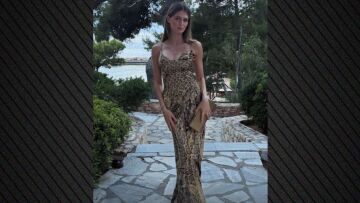 Η Αμαλία Κωστοπούλου πόζαρε με vintage animal print φόρεμα της μητέρας της, Τζένης Μπαλατσινού
