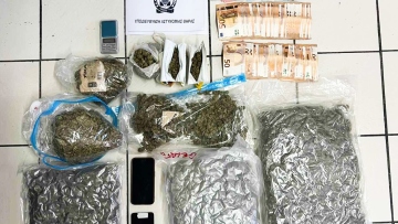 Έφοδος της ΕΛΑΣ σε 17 σπίτια στη Σαντορίνη: Ελέγχθηκαν 68 άτομα, κατασχέθηκαν 4,7 κιλά κάνναβης και 18.000 ευρώ