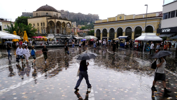 Βροχερός ο καιρός και σήμερα: Μέχρι και καταιγίδες αναμένονται σε Αθήνα και Θεσσαλονίκη, δείτε χάρτες