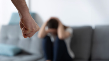 Πάτρα: Αστυνομικοί έσπασαν την πόρτα για να σώσουν γυναίκα που ξυλοκοπείτο άγρια από τον άνδρα της
