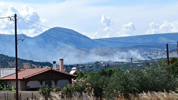 Οριοθετήθηκε η φωτιά στα Καλύβια, δείτε βίντεο