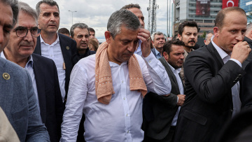 Πορεία προς την Εθνοσυνέλευση υπό βροχή έκανε ο Οζέλ μετά τα επεισόδια στα γραφεία του CHP, δείτε βίντεο