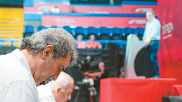 Κομμάτια και θρύψαλα ο ΣΥΡΙΖΑ και η Νέα Αριστερά - Οι Τσιπρικοί, οι Φαμελλίστας και οι «απόκληροι»