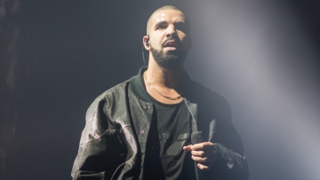 Ο Drake έγινε ο πρώτος καλλιτέχνης στην ιστορία του Billboard 200 που κατέχει ταυτόχρονα τις τρεις πρώτες θέσεις του chart
