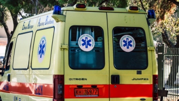 ΙΧ καρφώθηκε σε κολώνα στην Πέτρου Ράλλη, σοβαρά τραυματίας ο οδηγός 
