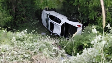 Σοβαρό τροχαίο εξώ από τη Λαμία: Αυτοκίνητο ανετράπη και κατέληξε εκτός δρόμου, δείτε εικόνες